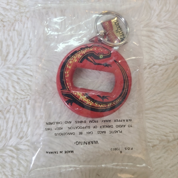 Vintage Red Marlboro Adventure Team Gecko Bev Key - Picture 1 of 7